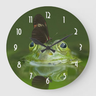 Niedlicher Frosch mit einem Schmetterling auf der  Große Wanduhr