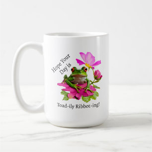 Niedlicher Frosch oder Toad Puff auf rosa Blume Kaffeetasse
