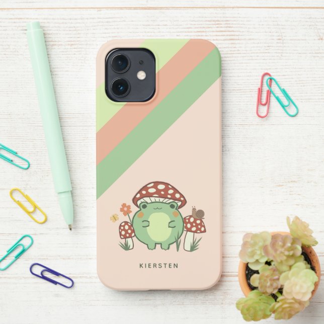 Niedlicher Frosch und Pilze Cartoon | Name iPhone 12 Hülle (Auf dem Schreibtisch)
