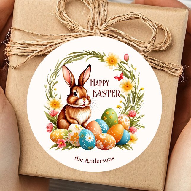 Niedlicher Frühlingshasen Blumenäcker Runder Aufkleber (Sticker showing a cute illustration of an Easter bunny with colorful painted eggs and spring flowers)