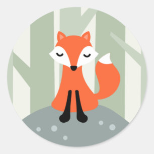 Niedlicher Fuchs, der auf einem Felsen im Wald Runder Aufkleber