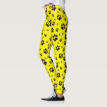 Niedlicher Fun Black auf hellgelben Paw Prints Leggings<br><div class="desc">Diese lustigen Leggings sind perfekt für Hunde- und Katzenliebhaber. Sie zeichnen sich durch ein niedliches Muster aus,  dessen schwarze Pfoten auf einem hellgelben Hintergrund verstreut sind. Fun whimsical Design ist perfekt für Haustier-Eltern und Tierfreunde.</div>