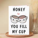 Niedlicher Funny Coffee Cup Ehefrau Happy Birthday Dankeskarte<br><div class="desc">Sie suchen eine einzigartige Möglichkeit, Ihre Liebe und Ihren Spaß zu Ihrem romantischen Partner zu äußern? Unsere lustige Kaffeetasse-Grußkarte ist die perfekte Wahl für Ihren Ehemann oder Ihre Ehefrau an seinem Geburtstag! Passen Sie es an, indem Sie Ihre eigene persönliche Nachricht hinzufügen. Das Design umfasst zwei niedliche Kaffeetassen mit Händen....</div>