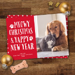 Niedlicher Funny Type Haustier Hund   Katze Urlaub Feiertagskarte<br><div class="desc">Diese Fotokarte ist speziell für den stolzen Besitzer des Hauses konzipiert! Es zeigt einen skurrilen Gruß "Meowy Christmas & Yappy New Year" mit Pfotendrucken. Die Hintergrundfarbe kann mit dem Drop-Down-Menü Personalisierung auf eine beliebige Farbe geändert werden. Sehen Sie sich unsere Kollektion von Ferienkarten zum Thema Haustiere für mehr an!</div>