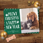 Niedlicher Funny Type Haustier Hund   Katze Urlaub Feiertagskarte<br><div class="desc">Diese Fotokarte ist speziell für den stolzen Besitzer des Hauses konzipiert! Es hat einen dunkelgrünen Hintergrund und einen skurrilen Gruß "Meowy Christmas & Yappy New Year" mit Pfotendrucken. In diesem Design wird ein senkrechtes Foto des Single untergebracht. Auf der Rückseite befindet sich ein dunkelgrünes und weißes Pfotenmuster. Die Hintergrundfarben können...</div>