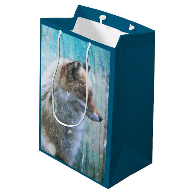 Niedlicher Furry Fox auf Blue Grunge Hintergrund Mittlere Geschenktüte (Rückseite Schrägansicht)