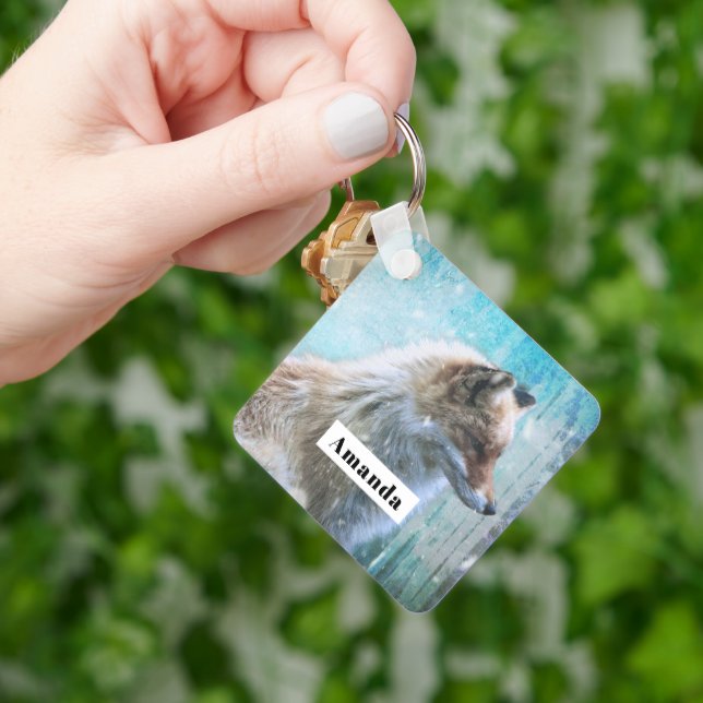 Niedlicher Furry Fox auf Blue Grunge Hintergrund Schlüsselanhänger (Hand)