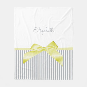 Niedlicher gelber Bow mit grauem Girl-Streifen und Fleecedecke