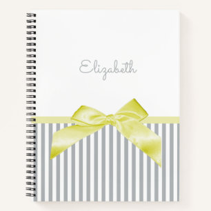 Niedlicher gelber Bow mit grauem Girl-Streifen und Notizbuch