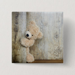 Niedlicher gepolsterter Bär Rustikale Holzwand Button