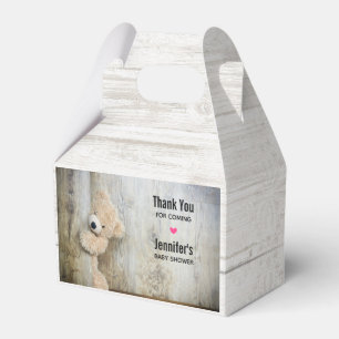 Niedlicher gepolsterter Bär Rustikale Holzwand Geschenkschachtel