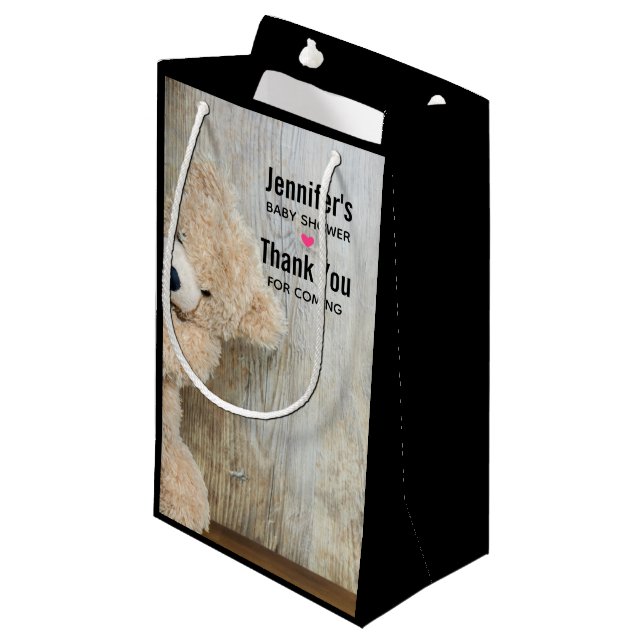 Niedlicher gepolsterter Bär Rustikale Holzwand Kleine Geschenktüte (Vorderseite Schrägansicht)