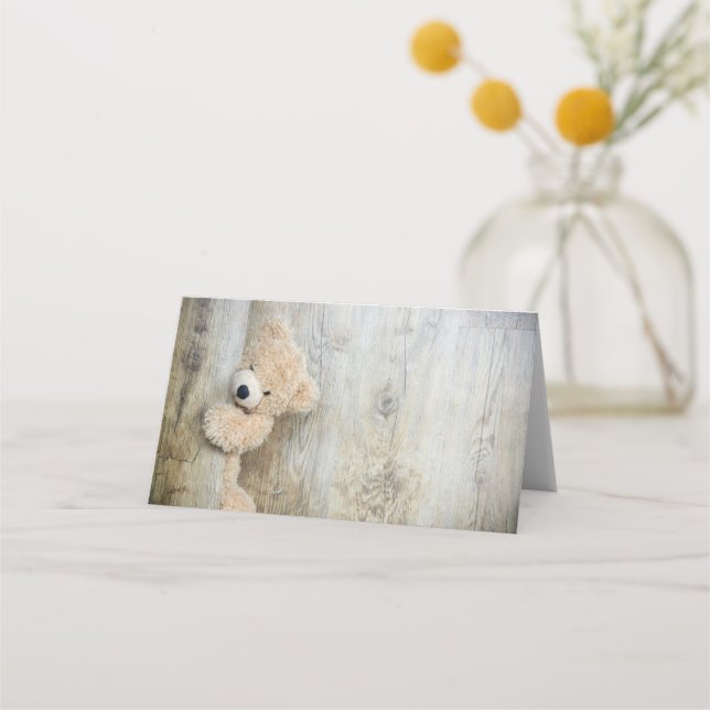 Niedlicher gepolsterter Bär Rustikale Holzwand Platzkarte (Vorderseite)