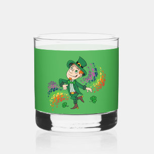 Niedlicher glücklicher lächelnder tanzender Kobold Whiskyglas
