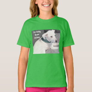 Niedlicher glücklicher Welpenhund mit grünem Scarf T-Shirt