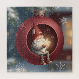 Niedlicher Gnom in rotem Weihnachtsschmuck