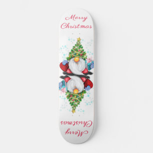 Niedlicher Gnom mit Weihnachtsbaumhut und Geschenk Skateboard