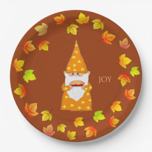 Niedlicher Gnom und Herbstlaub auf Terrakotta Pappteller