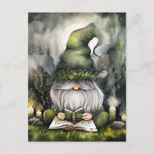 Niedlicher Gnome, der seine Zauberbücher liest Postkarte