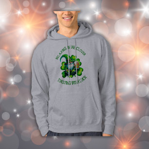 Niedlicher Gnome St Patrick's Day mit Bier Hoodie