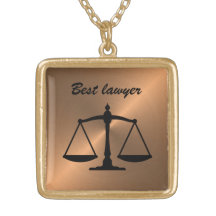 Niedlicher goldener Rechtsanwalt