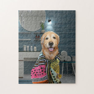 Niedlicher goldener Retriever-Hund im Badezimmer