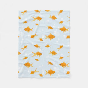 Niedlicher Goldfisch im Wasser schwimmen Fleecedecke