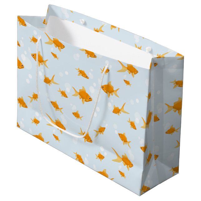 Niedlicher Goldfisch im Wasser schwimmen Große Geschenktüte (Vorderseite Schrägansicht)