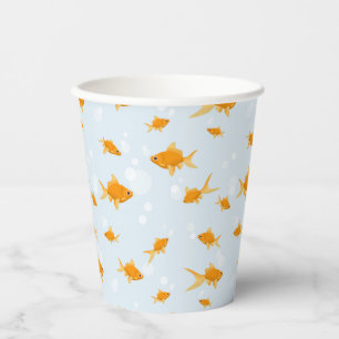 Niedlicher Goldfisch im Wasser schwimmen Pappbecher