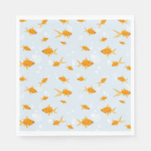 Niedlicher Goldfisch im Wasser schwimmen