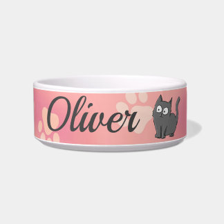 Niedlicher grauer Cartoon Kitten auf rosa Pawprint Napf