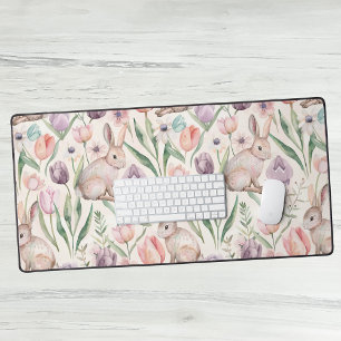 Niedlicher grauer Hase mit farbenfrohen Tulpen Schreibtischunterlage