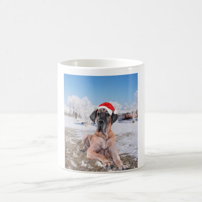Niedlicher Großer Däne Hund sitzend im Schneehuhhu Kaffeetasse (Mittel)