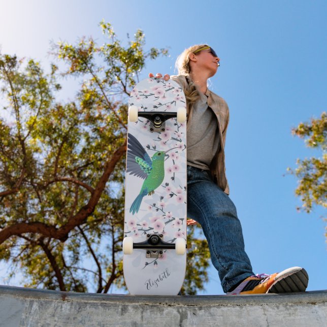 Niedlicher grüner Hummingbird Cherry Blossom Name  Skateboard (Außenbereich 1)