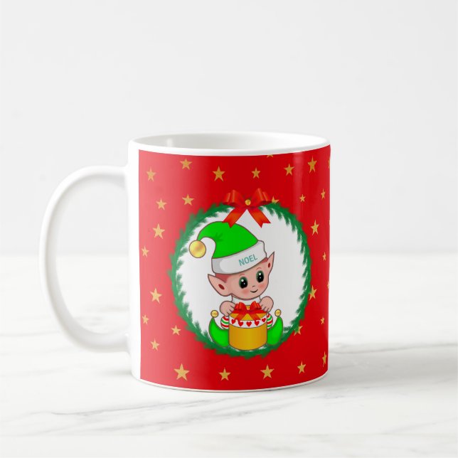 Niedlicher grüner Weihnachtself, Kiefernkranz und  Kaffeetasse (Links)
