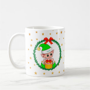 Niedlicher grüner Weihnachtself, Kiefernkranz und  Kaffeetasse