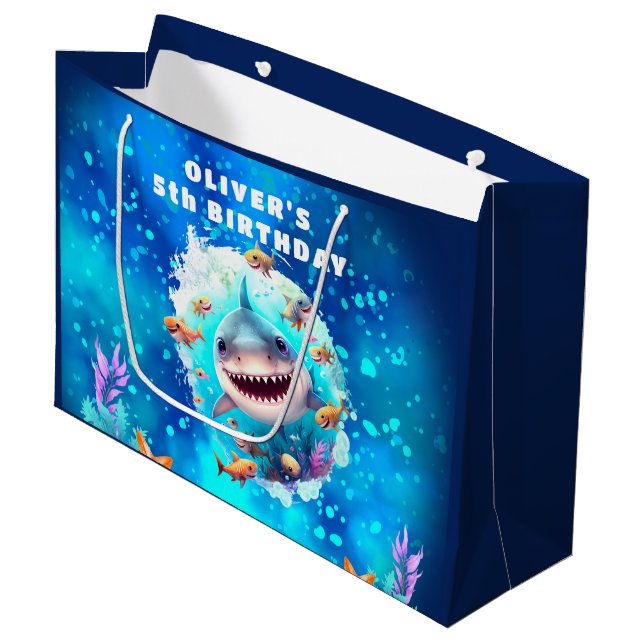 Niedlicher Hai Boy Birthday Blue Name Gift Bag Große Geschenktüte (Vorderseite Schrägansicht)