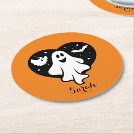 Niedlicher Halloween-Geist mit Herz und Gesicht Runder Pappuntersetzer