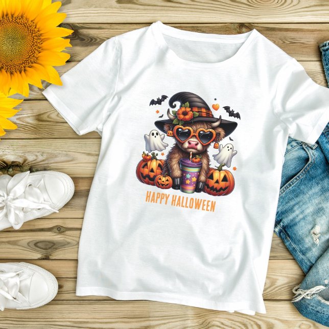 Niedlicher Halloween-Hochlandskaffee Personalisier T-Shirt (Halloween Highland Cow Drinking Coffee Cute Funny Halloween T-shirt for Mom or any women)