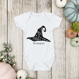 Niedlicher Halloween-Trick oder Hexenhut behandeln Baby Strampler
