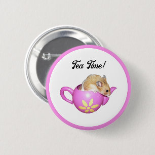 Niedlicher Hamster in rosa Teekanne mit Daisy-Foto Button