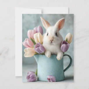 Niedlicher Hase, der aus einem Kugelvase mit Tulpe Postkarte