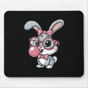 Niedlicher Hase mit Brille, der Kaugummi bläst Mousepad