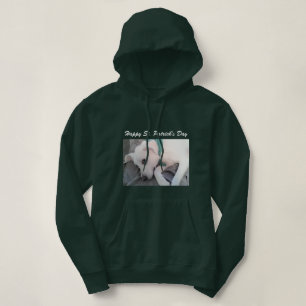 Niedlicher hellbrauner Hund mit grünem Scarf Hoodie