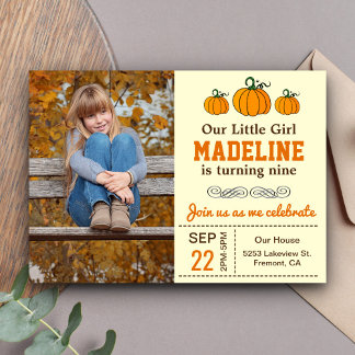 Niedlicher Herbst Girl Pumpkin Geburtstag Foto Ein Einladung