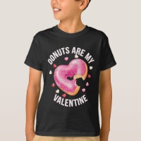 Niedlicher HerzDonut mit rosa Zuckerguss Valentine