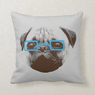Niedlicher Hipster-Mops mit Gläsern Kissen