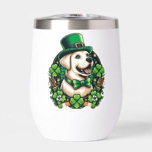 Niedlicher Hund am Sankt Patrick