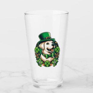 Niedlicher Hund am Sankt Patrick Glas