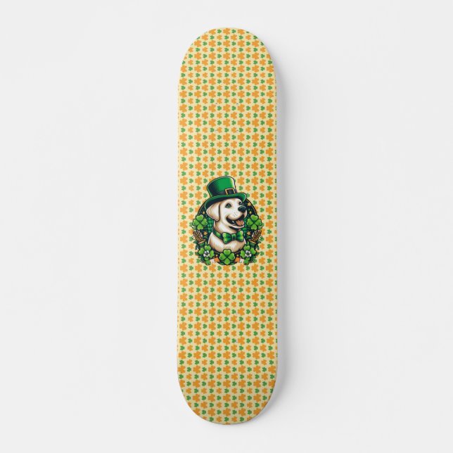Niedlicher Hund am Sankt Patrick Skateboard (Vorne)